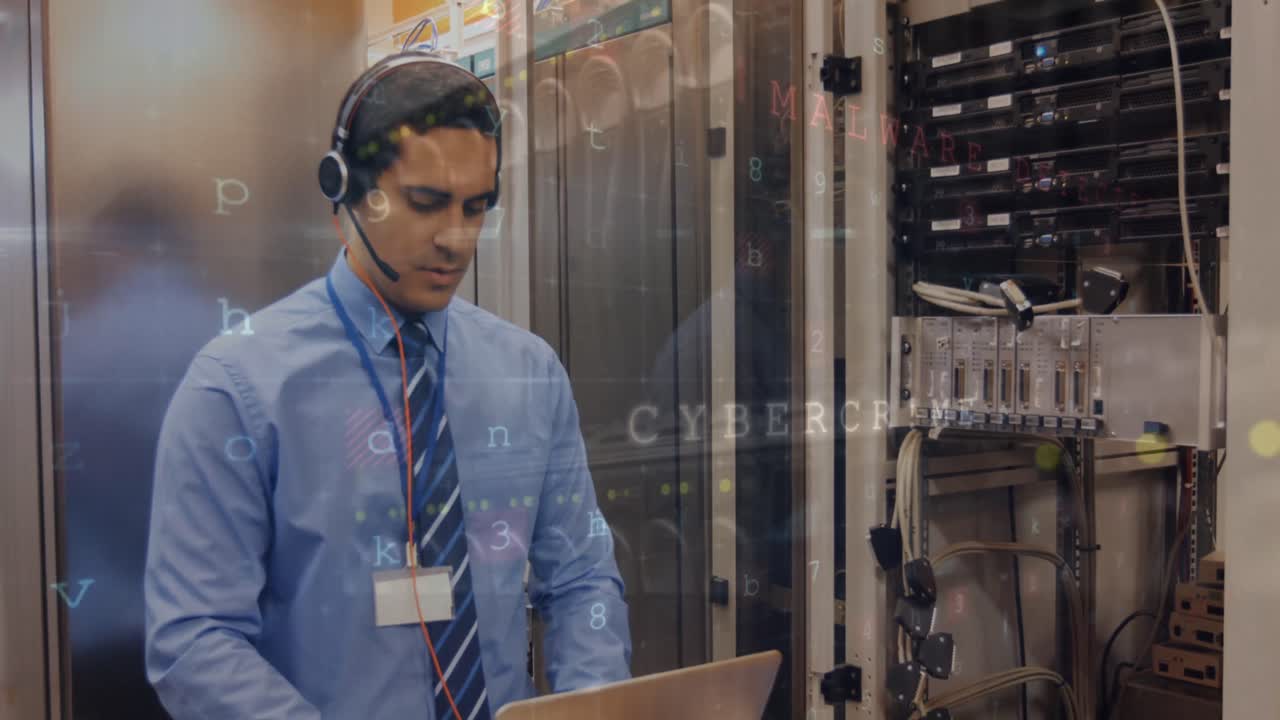 procesamiento de datos de seguridad cibernética sobre ingeniero masculino biracial con computadora portátil trabajando en la sala de servidores
