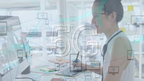 Animation-Von-5g-Text-über-Einer-Kaukasischen-Geschäftsfrau,-Die-Einen-Computer-Benutzt