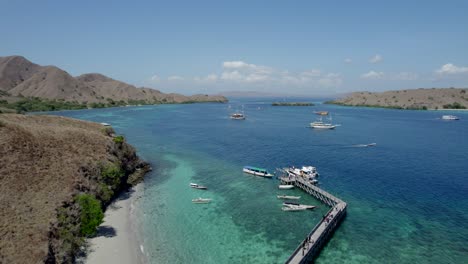 Antena-De-Komodo-De-La-Playa-Y-El-Arrecife-En-Un-Día-Caluroso-Y-Soleado.