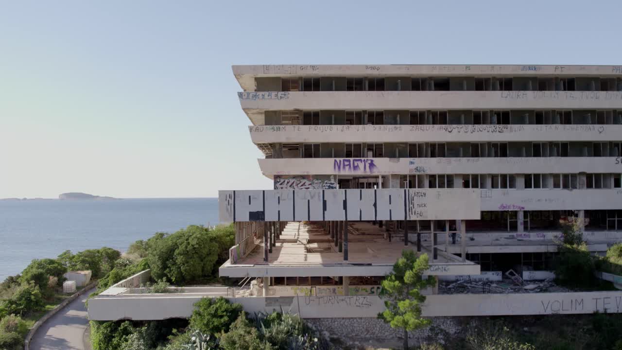 Foto da drone di un sito alberghiero deteriorato e in rovina, Kupari, Croazia
