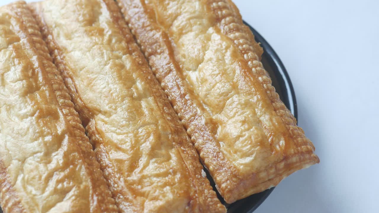 наполовину съел кусочек яблочного пирога