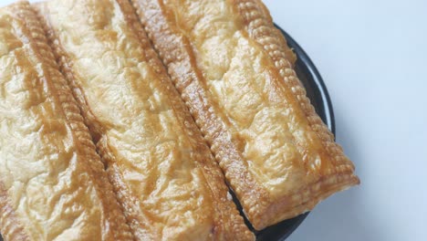medio comido una rebanada de pastel de manzana