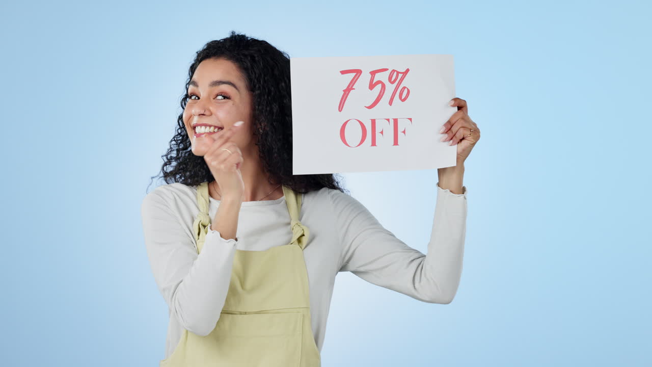 mujer, cartel y venta o feliz en el estudio