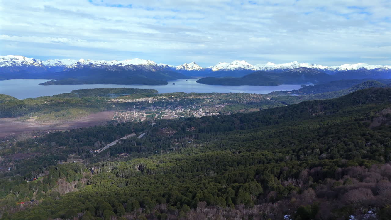 아르헨티나의 빌라 라 앙고스투라 지구와 환경에 대한 아름다운 파노라마 드론 움직임.