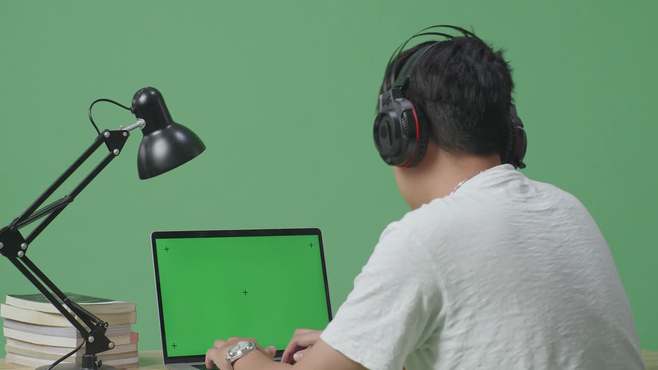 노트북에서 일하는 학생