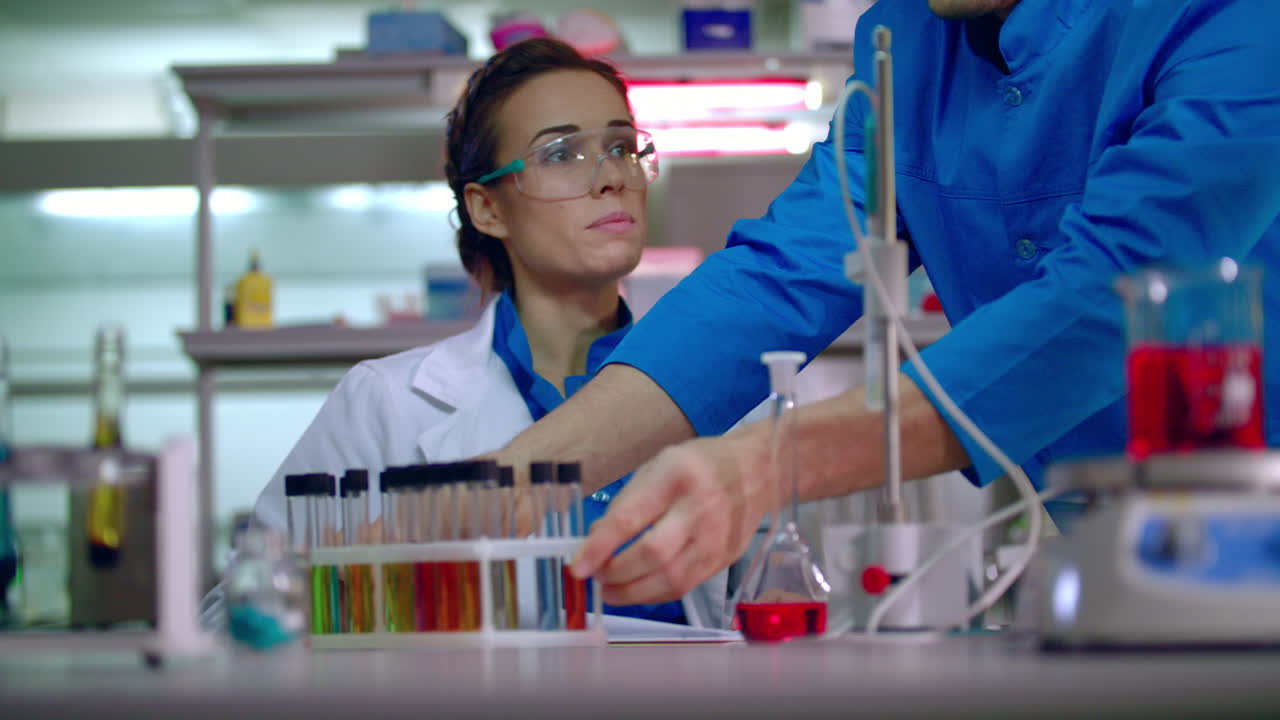 mujer científica médica en el laboratorio de investigación de laboratorio clínico