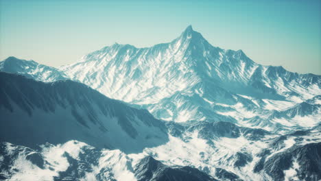 vista panorámica de las montañas de picos cubiertos de nieve y glaciares