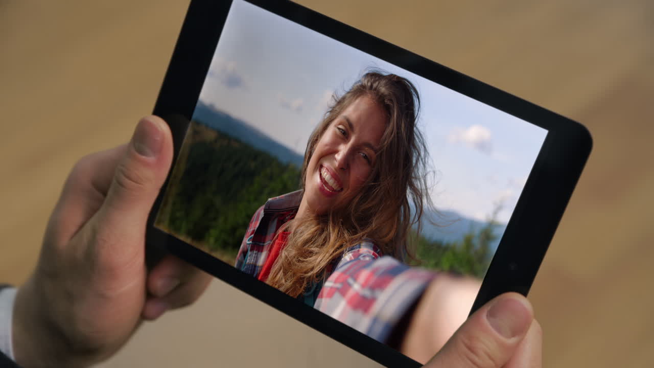Primer plano de un empresario haciendo una videollamada en una tablet en la oficina. Chica hablando por webcam