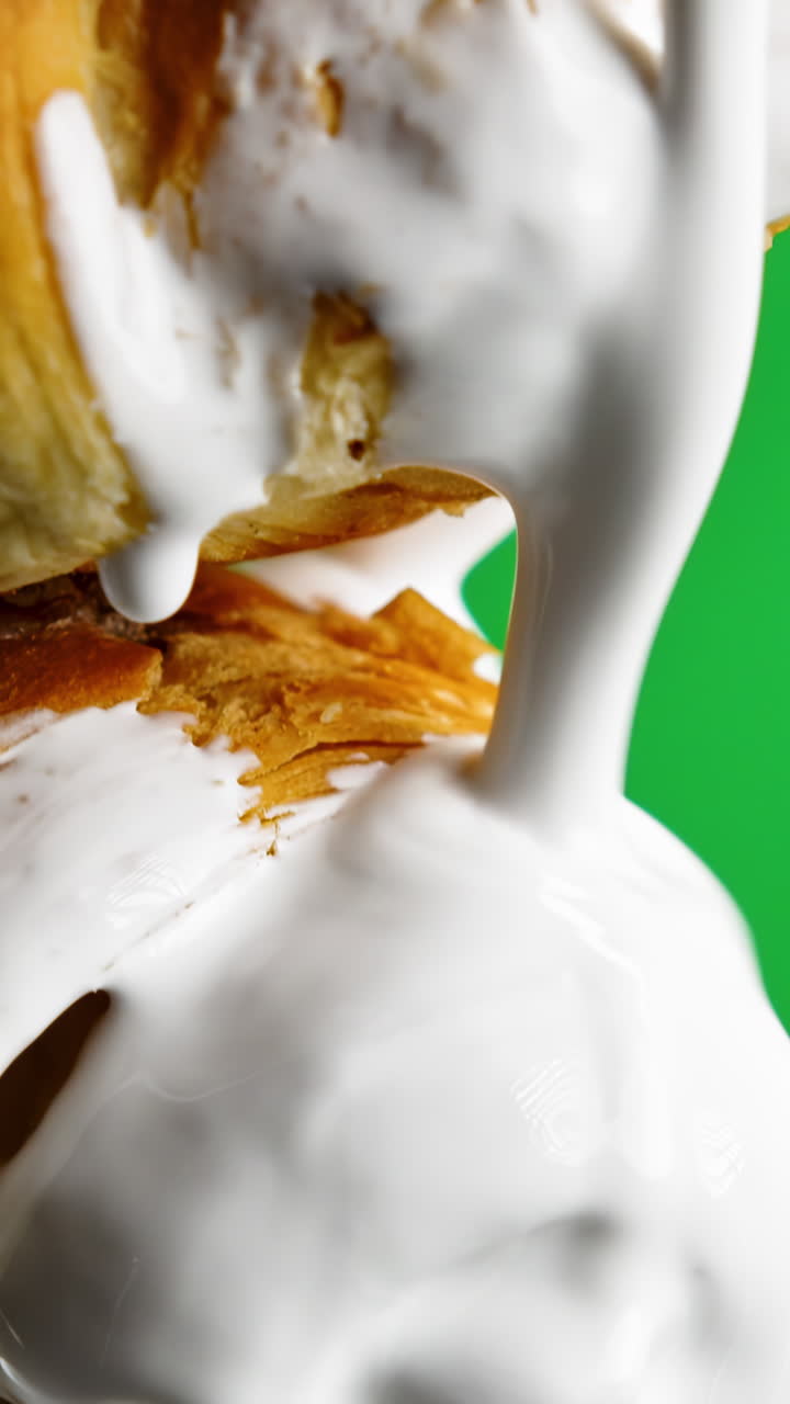 croissants con crema rociada