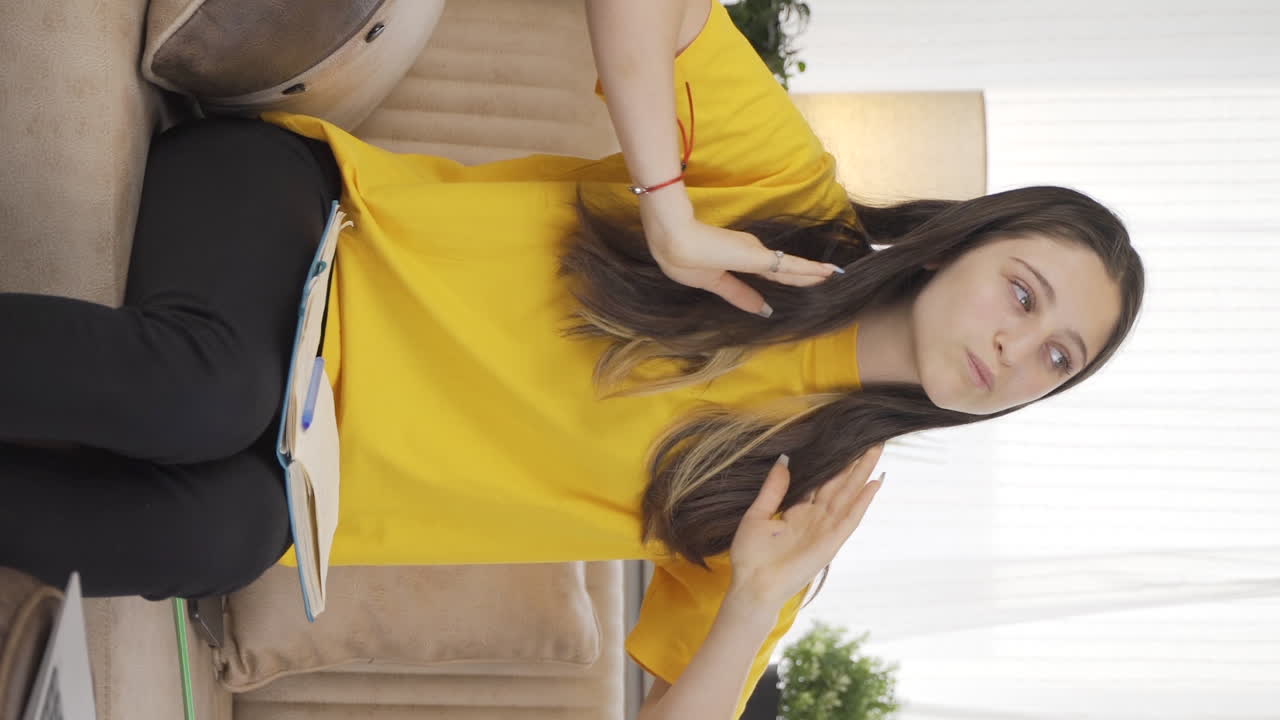 오만한 거만한 여학생의 수직 비디오.