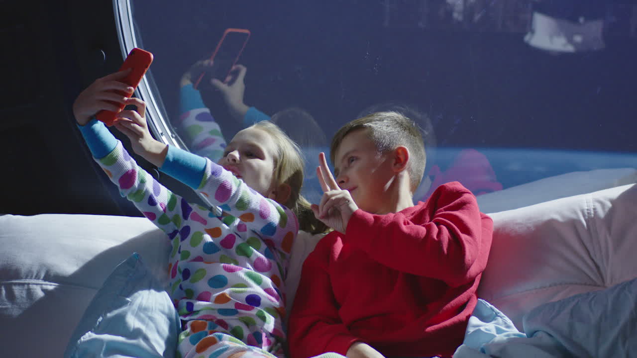 우주에서 셀피를 찍는 아이들