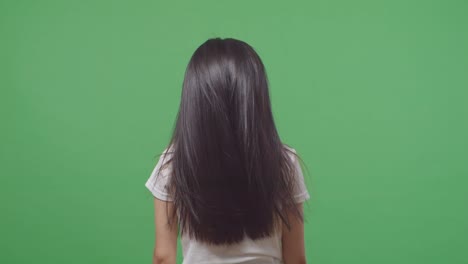 뒷면에서 긴 검은 머리카락을 가진 여자