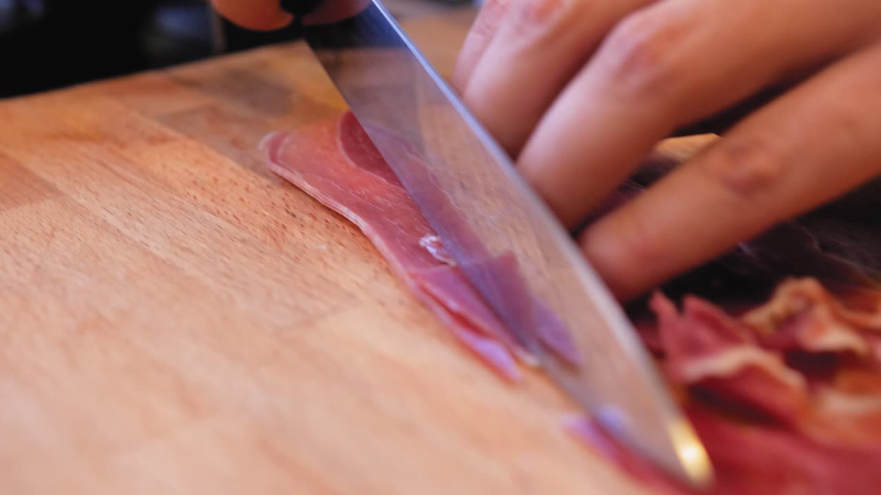 rebanar jamón en una tabla de madera