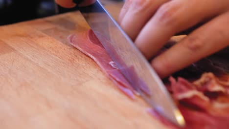 trancher du jambon sur une planche de bois