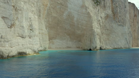 位於希臘薩金索斯島 (zakynthos) 的納瓦吉奧海灘 (navagio beach) 附近,一個偏遠,荒涼的海灘,上面有巨大的白色懸崖