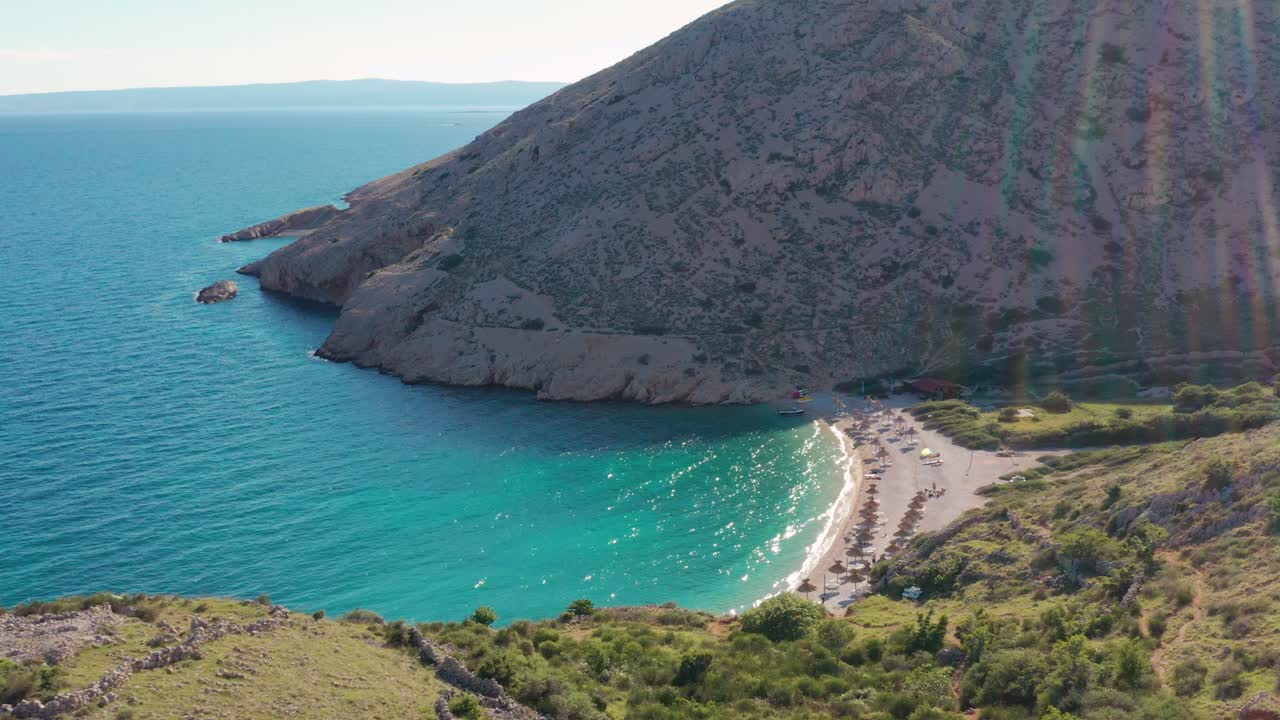 sobrevuelo de una playa vacía en la bahía de oprna, isla de krk, croacia durante la tarde