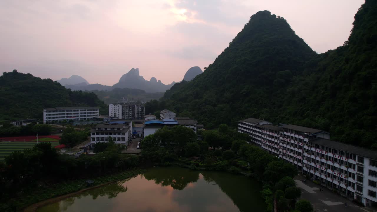yangshuo paisaje impresionante con altos picos en el fondo al amanecer
