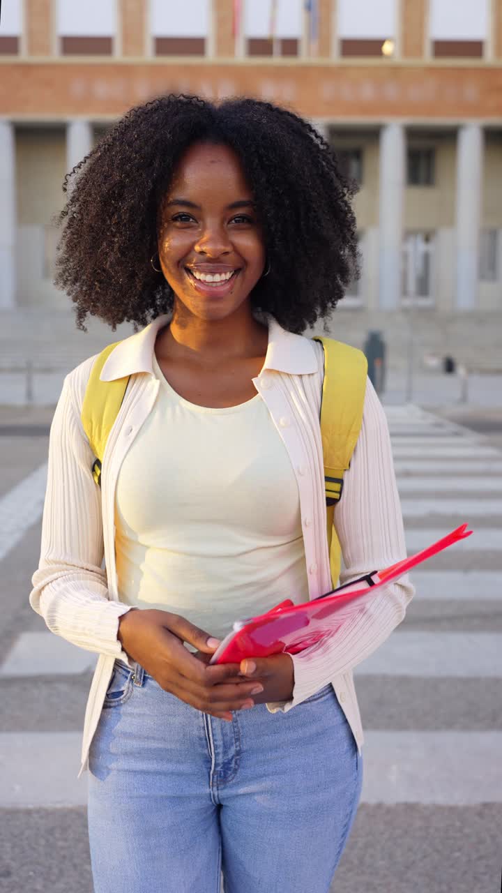 Giovane studente afroamericano nel campus