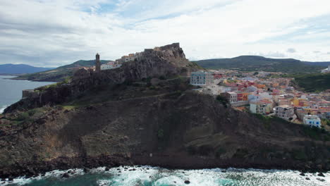 Ciudad-De-Castelsardo,-Cerdeña:-Vista-Aérea-En-órbita-Sobre-Esta-Impresionante-Ciudad-En-La-Isla-De-Cerdeña