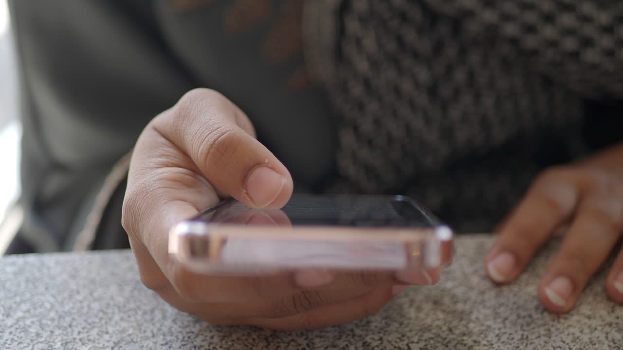 persona que utiliza un teléfono inteligente