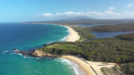 Eine-Hervorragende-Luftaufnahme-Der-Küsten-Des-Eurobodella-National-Parks-In-Sydney,-Australien