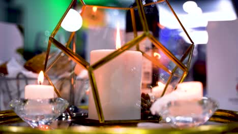 dentro de una cautivadora estructura de pentagrama de vidrio, una sola vela irradia un suave y místico resplandor, rodeada por una serie de velas