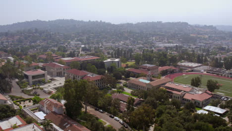 panorámica aérea sobre el campus de la universidad occidental en eagle rock en los ángeles, california en un hermoso día de verano