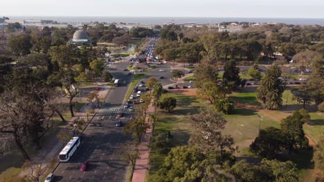 carretera aérea con tráfico más allá de la ciudad de buenos aires con el río de la plata en segundo plano