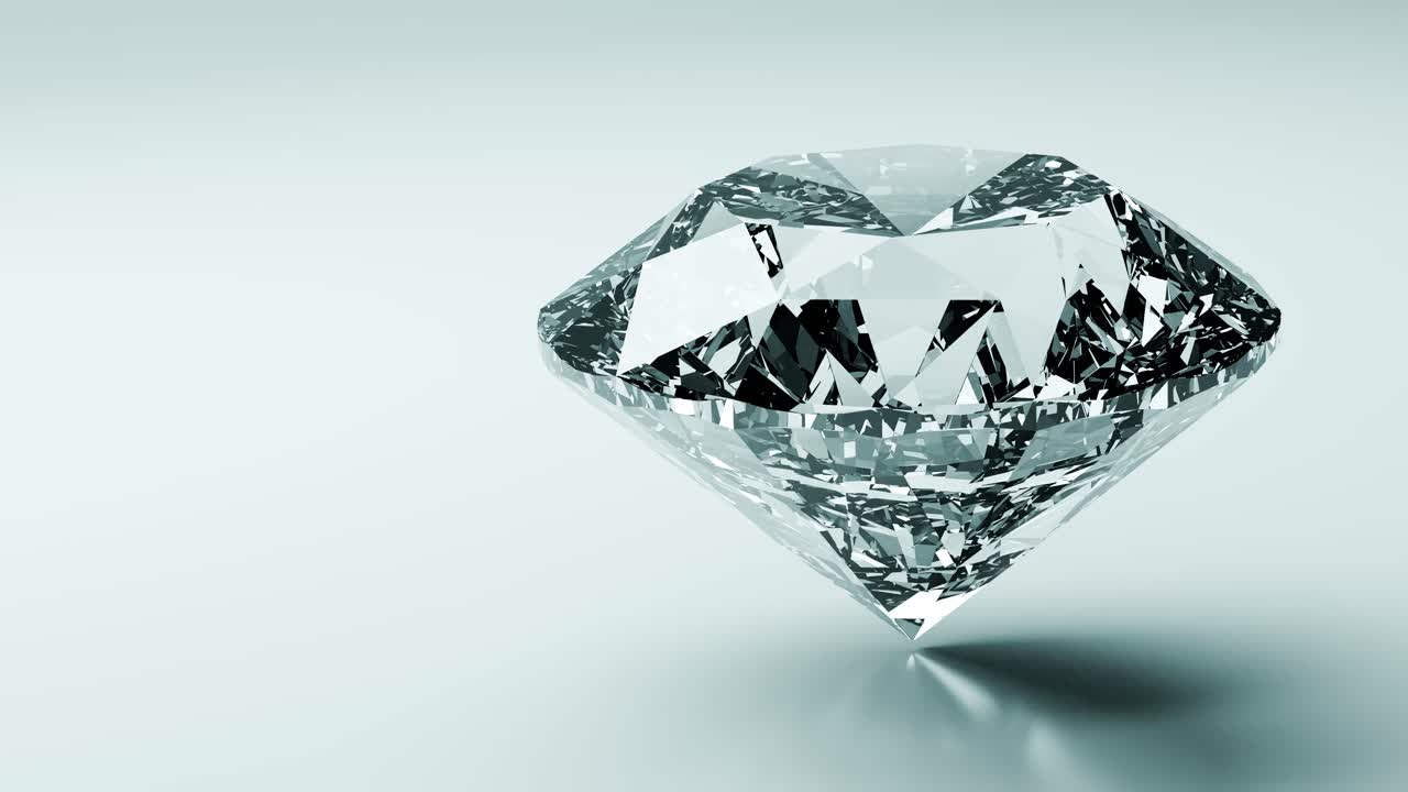 Diamante scintillante che ruota su una superficie riflettente