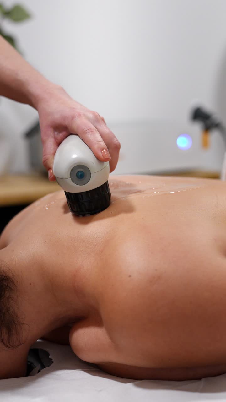 Massagem nas costas com terapia de ultrassom