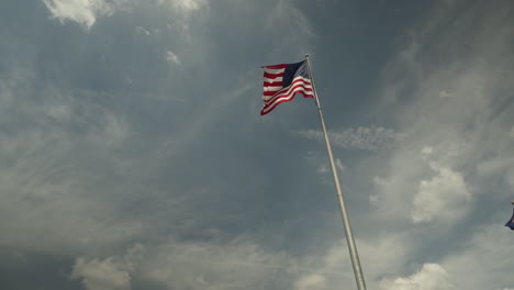 Bandera-Americana-Que-Sopla-En-El-Viento-Almacen-De-Metraje-De-Vídeo