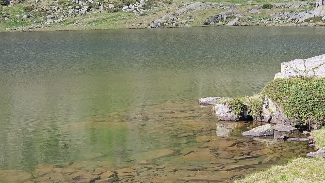 Sjarmerende sted ved bredden av en krystallklar innsjø i de italienske Dolomittene.