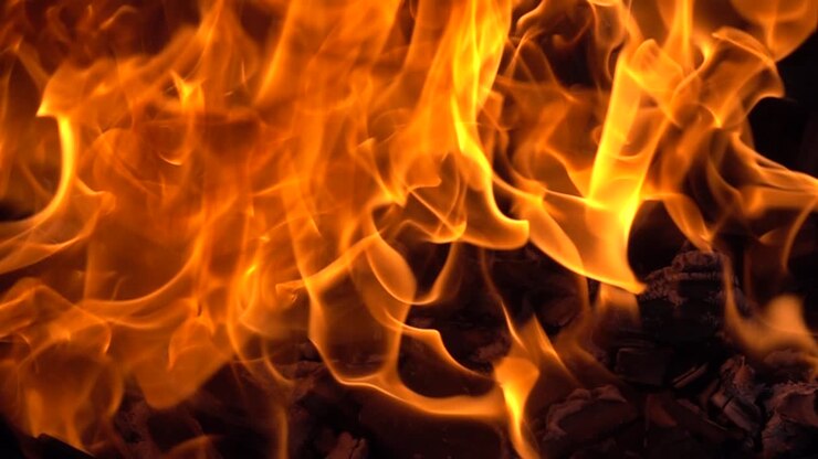 Llamas de fuego sobre fondo negro en cámara lenta