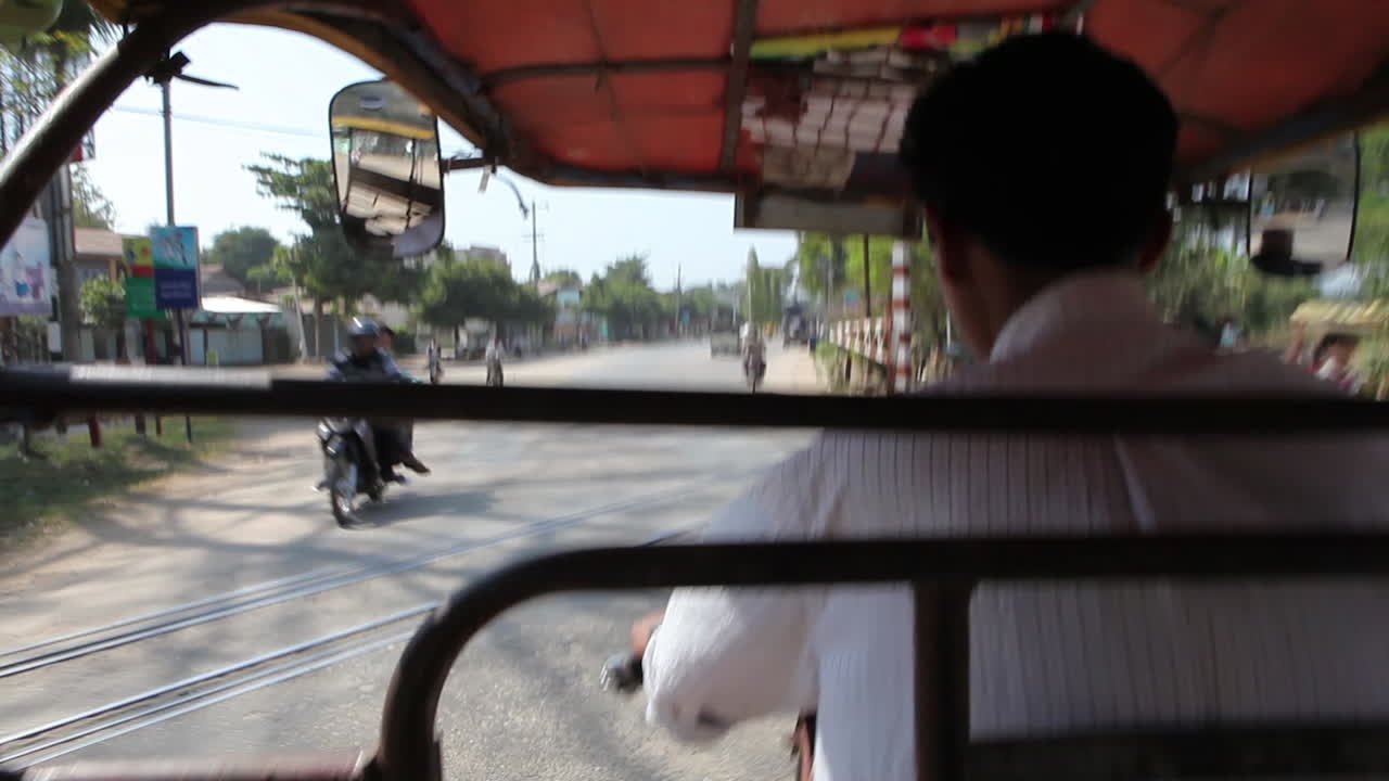 toma pov de un triciclo viajando por las calles de myanmar, birmania