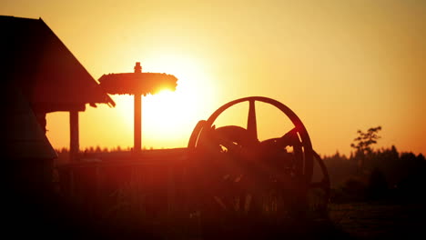 Zeitraffer-Des-Morgendlichen-Sonnenaufgangs-Vor-Dem-Dorfhintergrund.-Die-Sonne-Geht-Im-Dorf-Auf