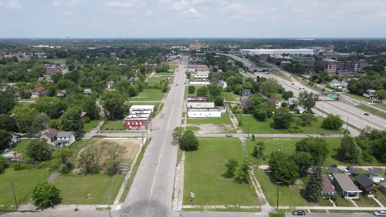 Idilliaco quartiere residenziale di Cass in una giornata di sole vicino a un'autostrada, Detroit, Michigan, sorvolo aereo con drone.