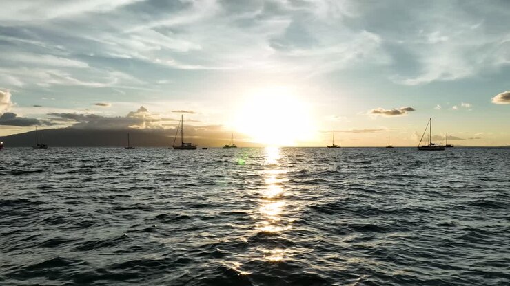 Luz do sol cintilando sobre as águas calmas de Lahaina