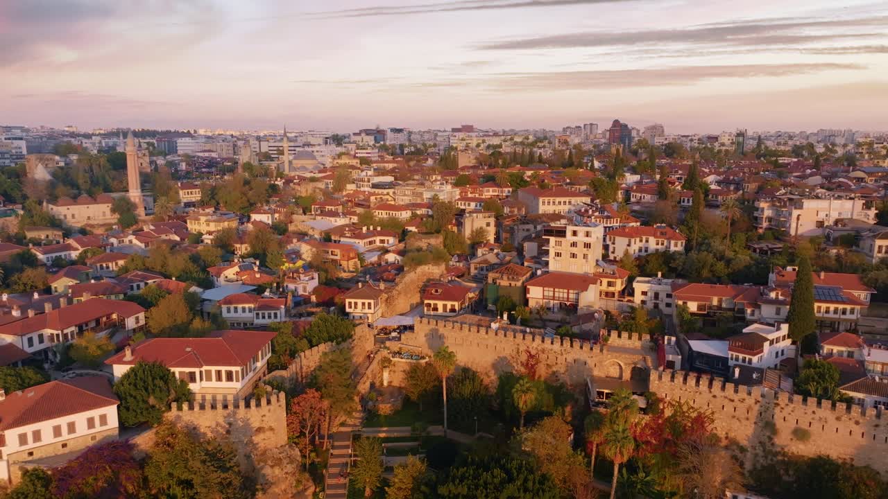 vista aérea de una ciudad antigua al atardecer
