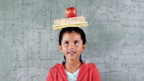 las ecuaciones matemáticas digitales flotan alrededor de la chica equilibrando el libro y la manzana, simbolizando la educación.