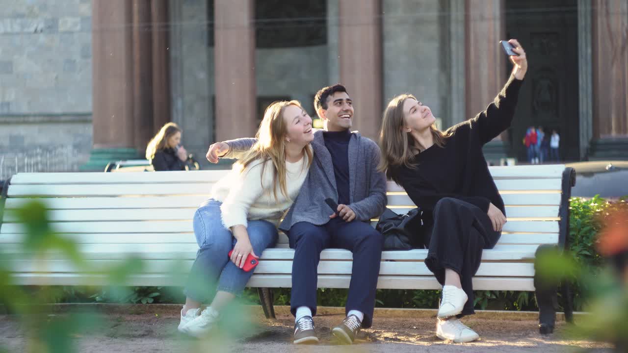 친구 들 이 도시 공원 에서 셀피 를 찍고 있다