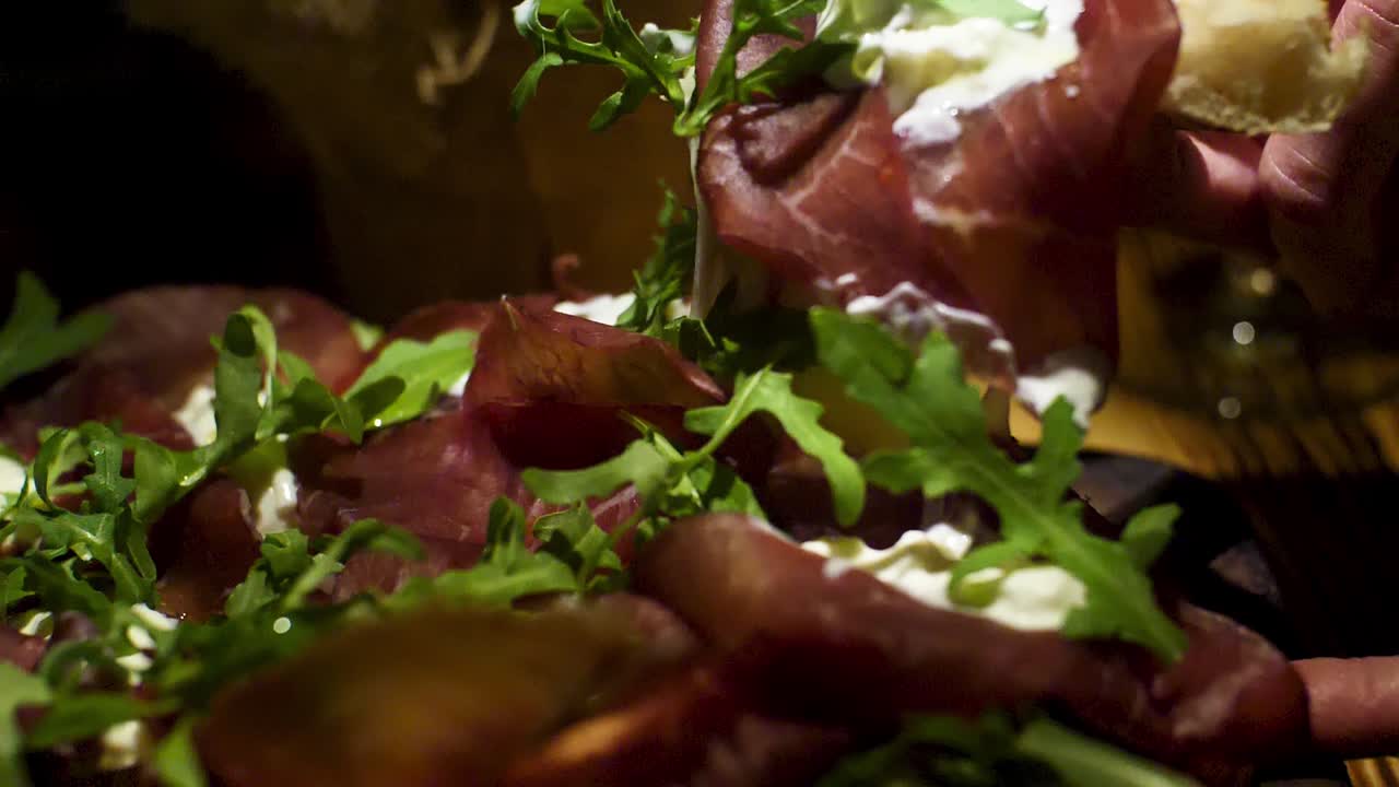 고기, 치즈, 초록색 과 함께 맛있는 사쿠테리 접시