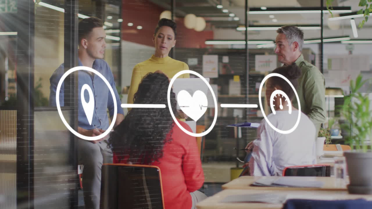 animación de iconos y procesamiento de datos sobre diversas personas de negocios en la oficina