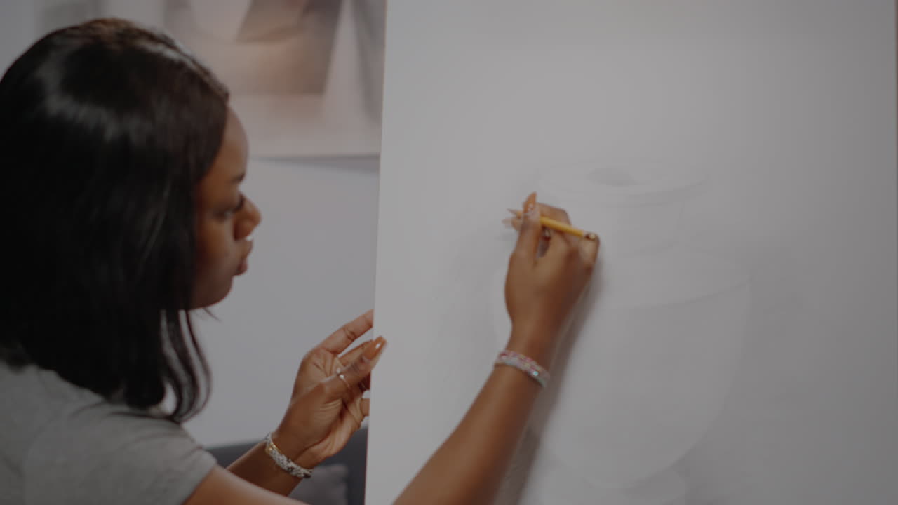 Artista afroamericano che disegna un autentico design di vasi