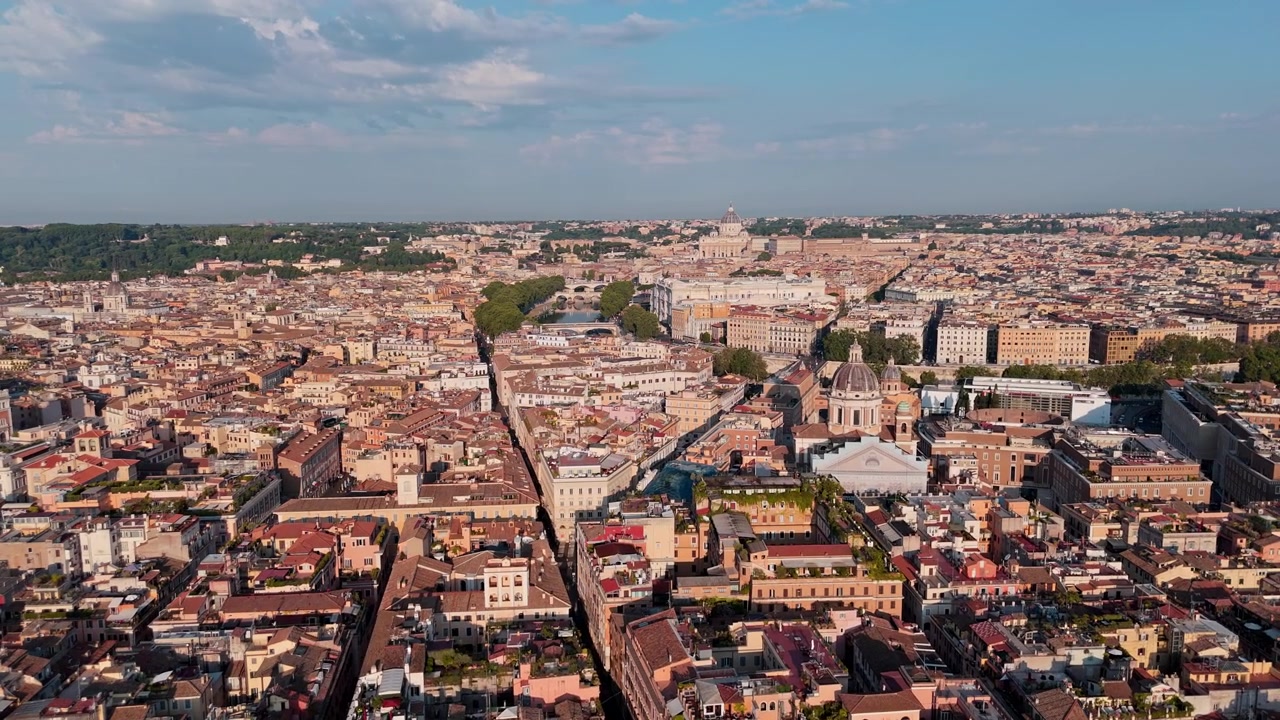 La Basilica di San Pietro e Piazza San Pietro si trovano oltre densi isolati del centro città in un ampio sorvolo aereo diurno