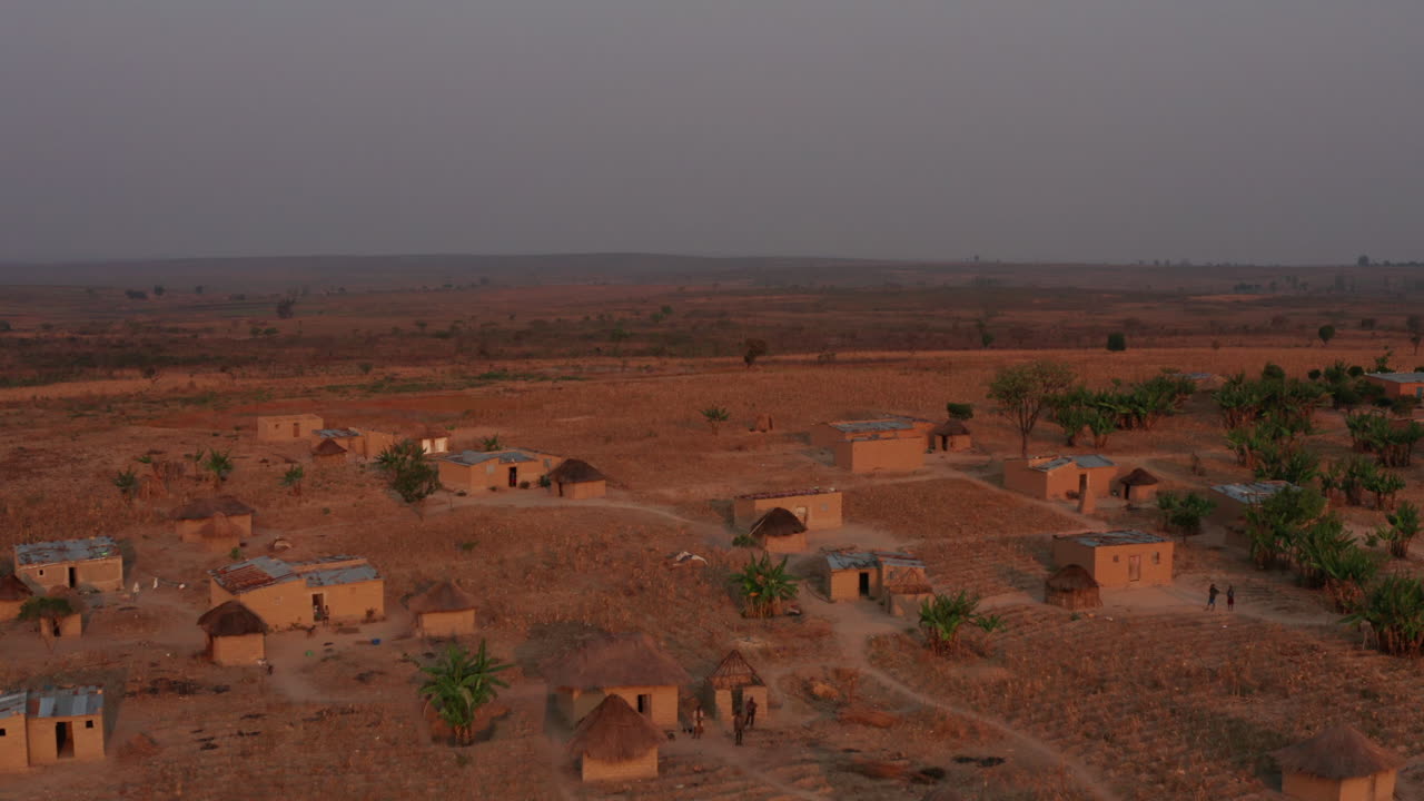 viajando frente en un pequeño pueblo africano, angola 2