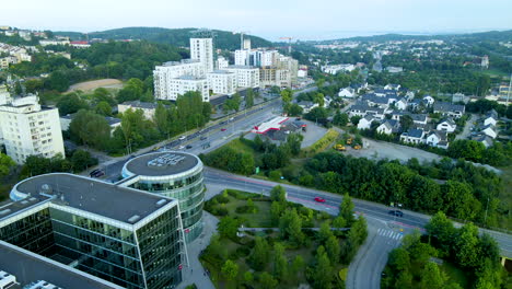 Langsamer-Luftflug-über-Das-Dach-Des-Pommerschen-Wissenschafts--Und-Technologieparkgebäudes-In-Gdynia-In-Richtung-Wohnviertel-Bei-Sonnenuntergang