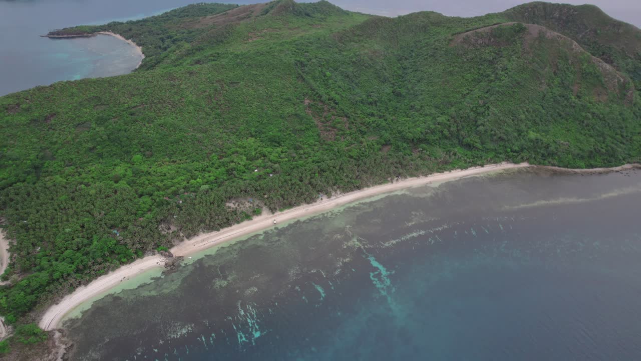 movimiento aéreo de alta altitud hacia atrás desde una isla costera, sudeste asiático, filipinas
