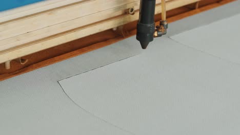máquina cnc para cortar telas, materiales textiles y cuero, marcado y medición por láser. producción moderna de calzado.