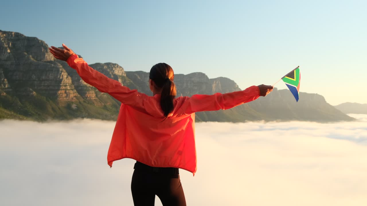 el turista se encuentra en el pico contra el telón de fondo de una montaña de mesa en ciudad del cabo