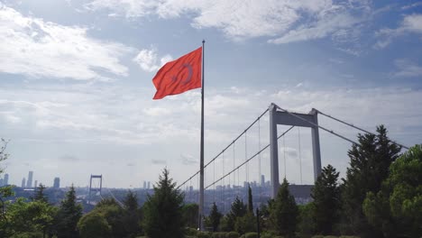 Bandera-Turca-Y-Puente-Del-Bósforo-En-Estambul.